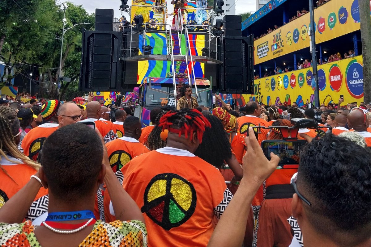 Foliões enfrentam chuva e atraso para abrir o maior Carnaval do mundo em Salvador