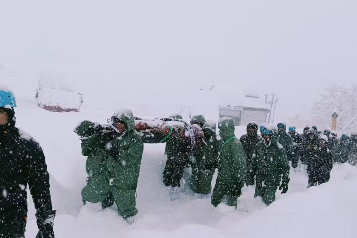 Mais de 50 trabalhadores ficam presos após avalanche atingir geleira no Himalaia indiano