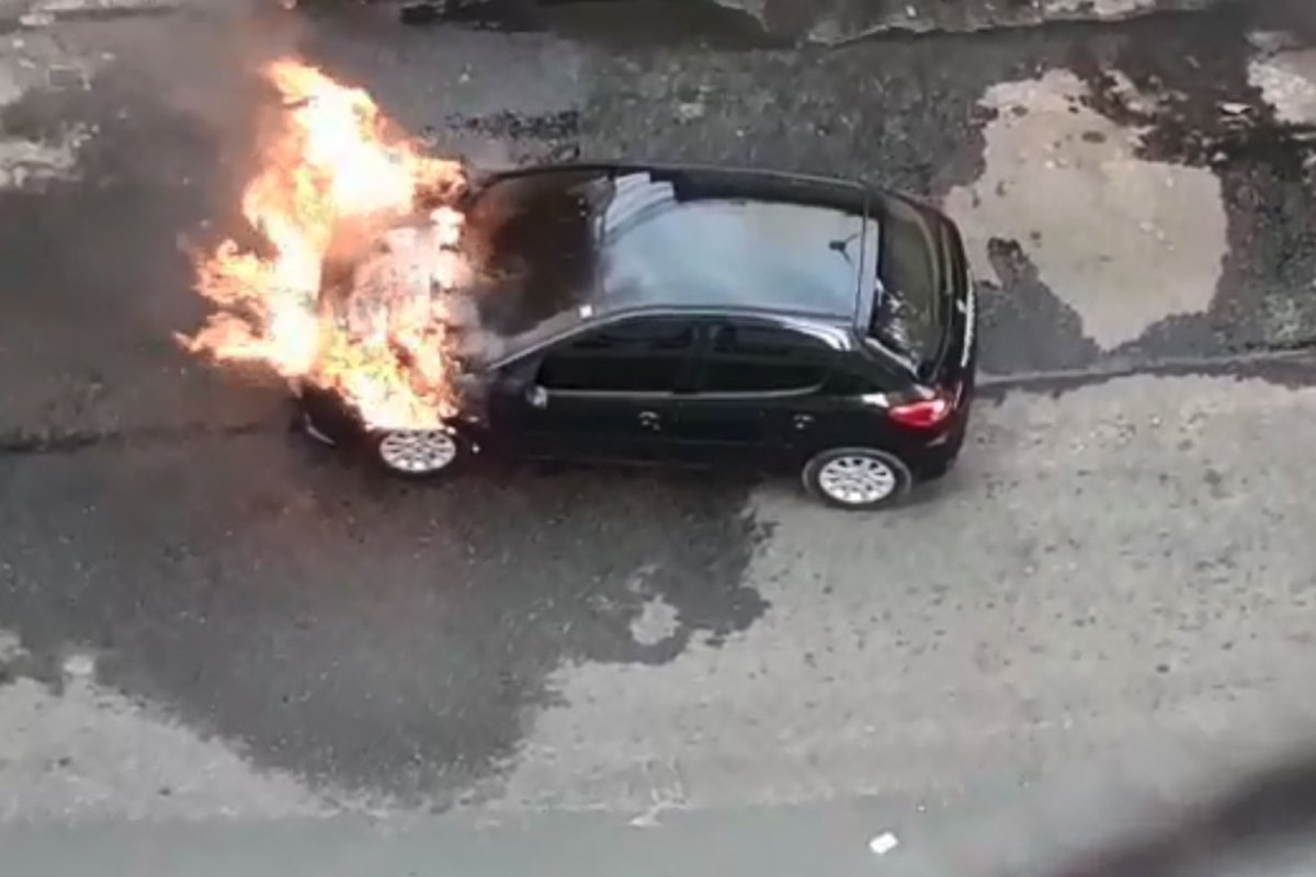 Carro estacionado pega fogo em bairro de Salvador