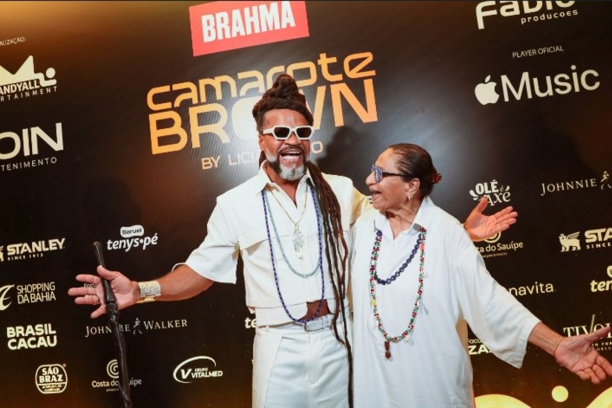 Carlinhos Brown recebe os convidados do Camarote Brown by Licia Fabio