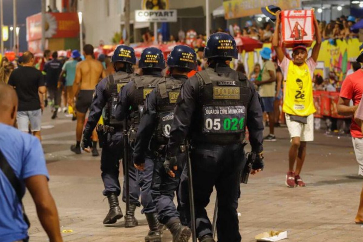 Homem se envolve em briga generalizada e tenta tomar arma de Guarda Municipal na Barra