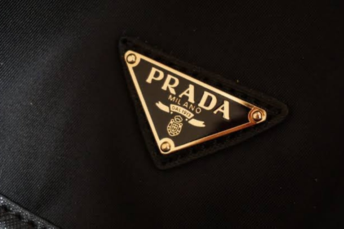 Prada negocia a compra da Versace por R$ 9 bilhões!