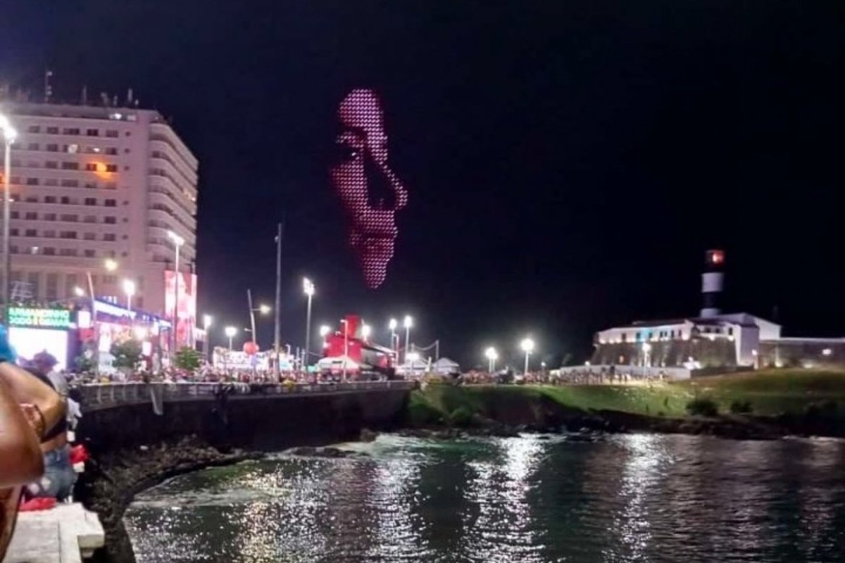 Em noite de Oscar, drones formam rosto de Fernanda Torres no Carnaval de Salvador