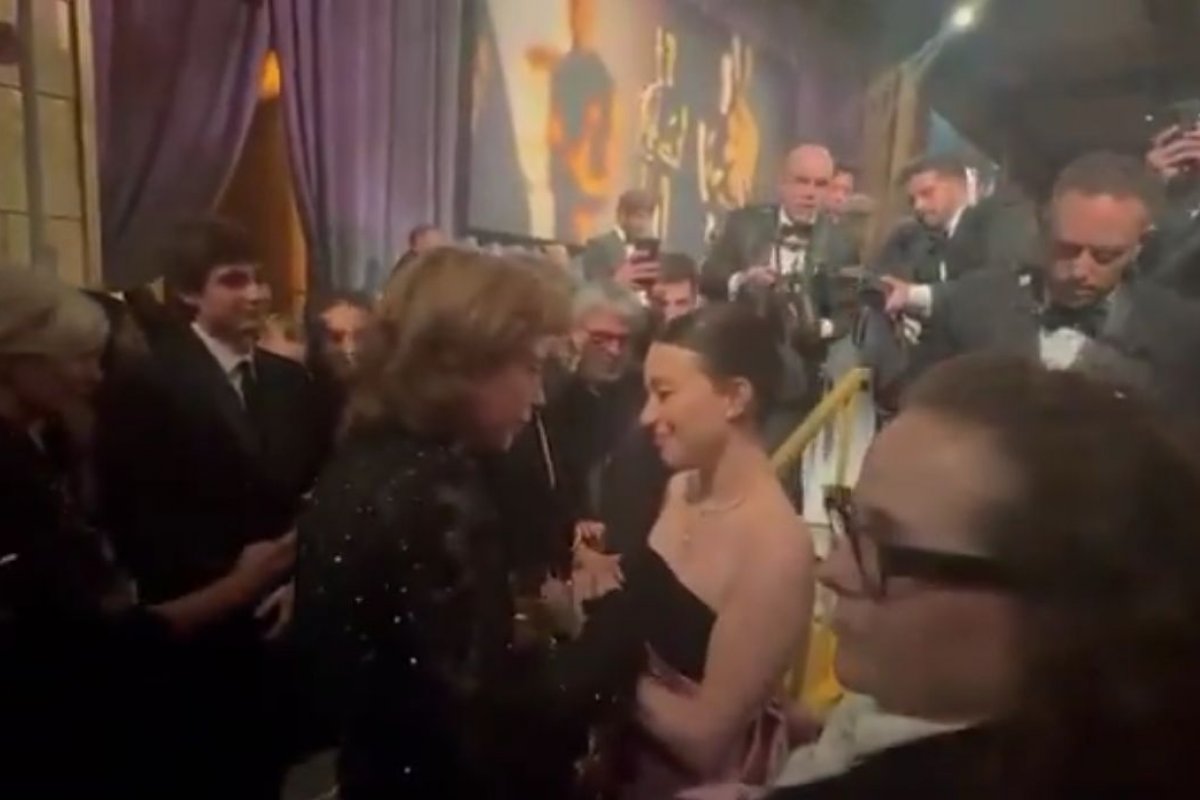Vídeo: Fernanda Torres parabeniza Mikey Madison por Oscar de Melhor Atriz