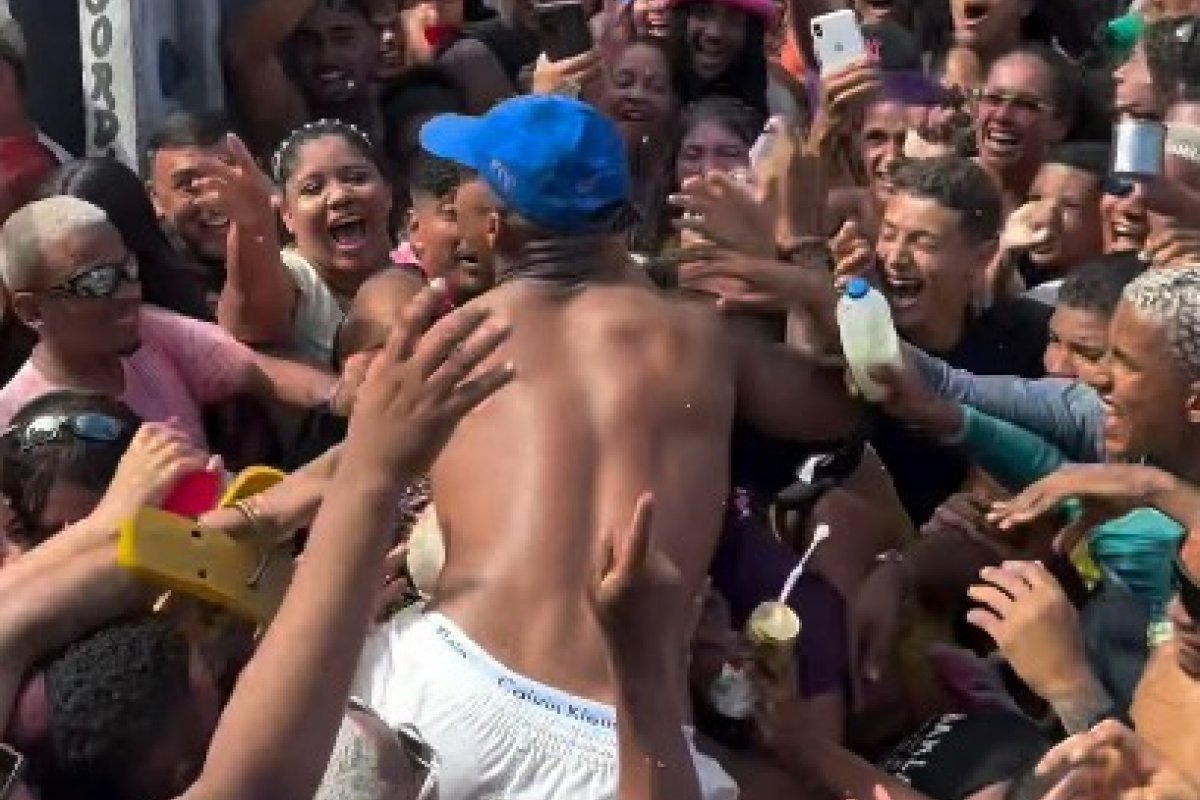 Vídeo: O Kanalha se joga em foliões no Carnaval de Aracaju