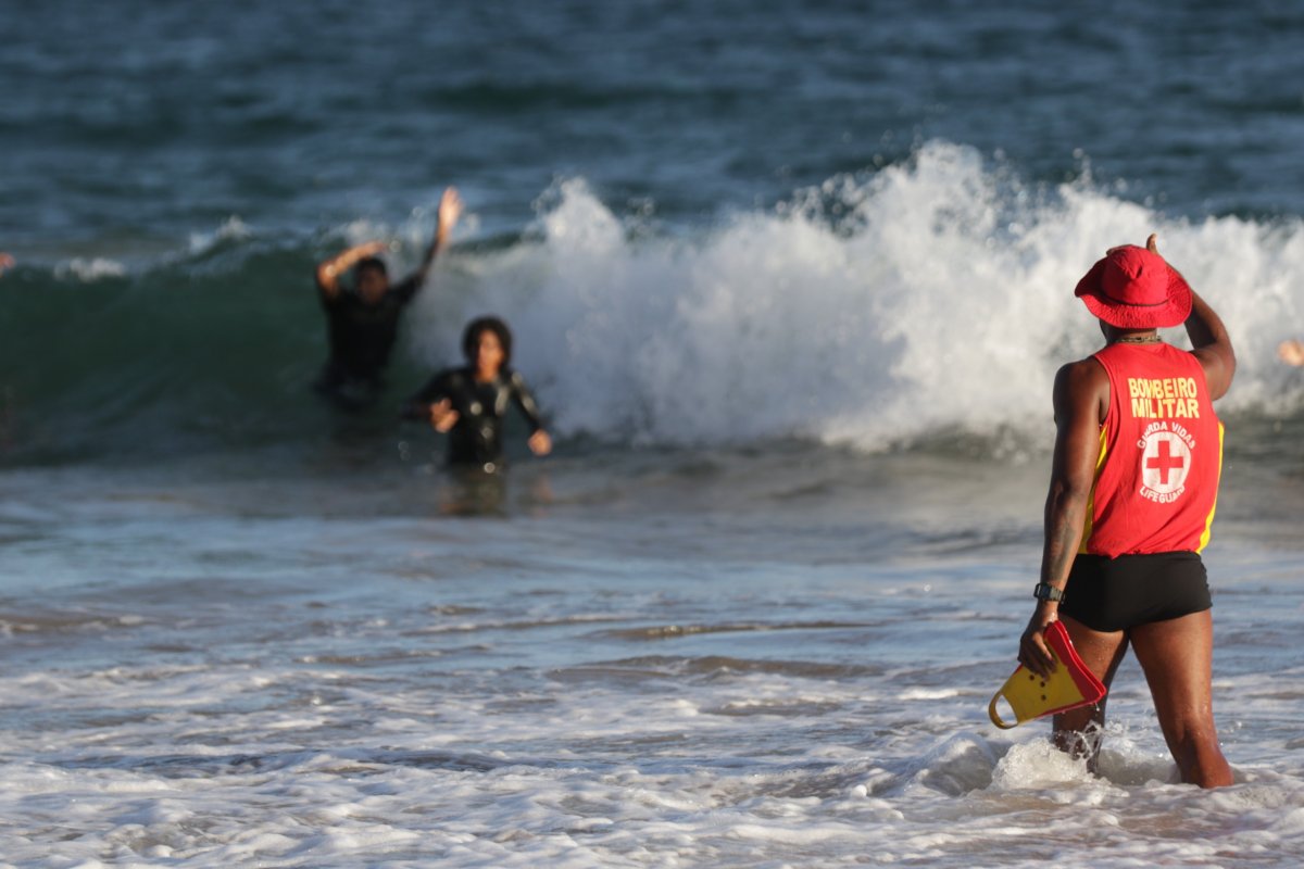 Bombeiros alertam foliões sobre riscos em praias, rios e lagos