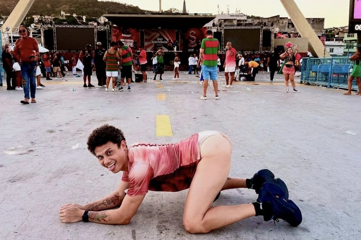 Ator da TV Globo aposta em fio dental no Carnaval e recebe críticas!