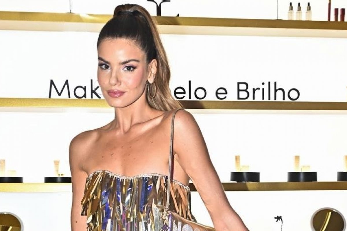 Depois de encontro com atrizes de Beleza Fatal, Camila Queiroz brilha em camarote da Sapucaí com look dourado e make radiante! 