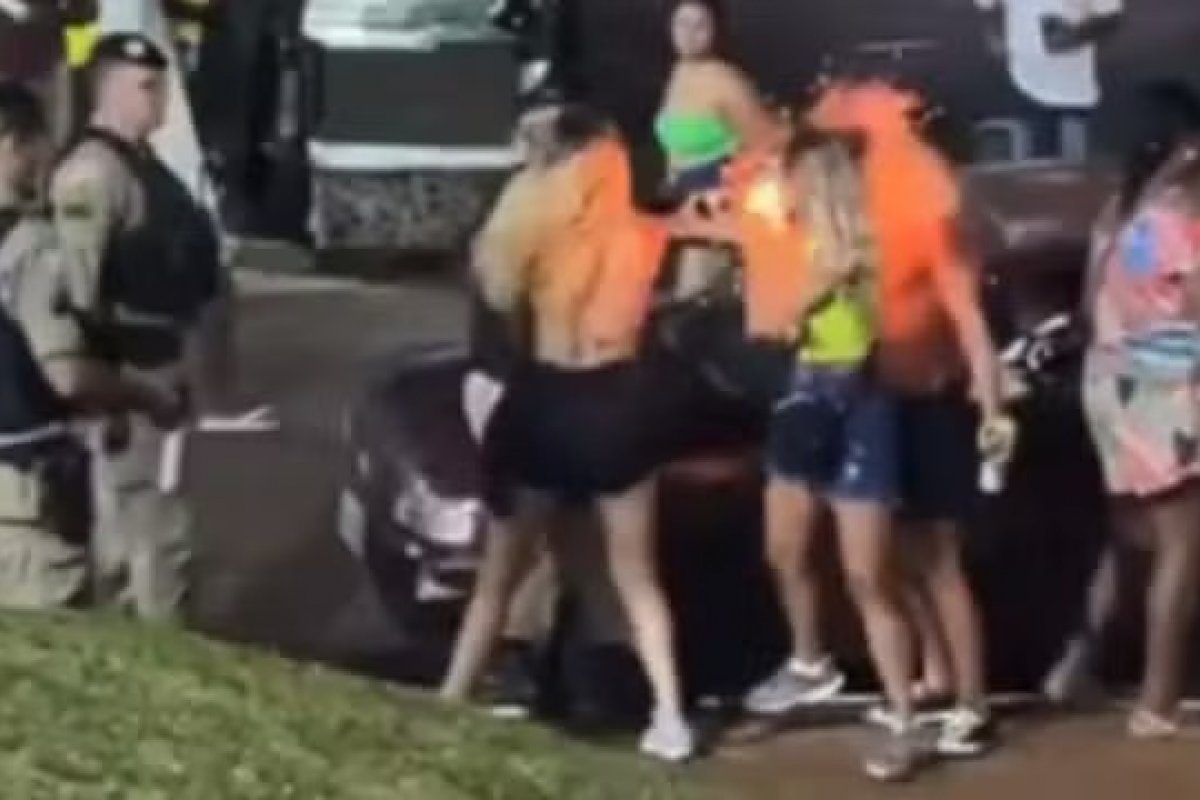 Vídeo: mulher pode perder sentidos após ser atingida por bala de borracha no Carnaval em Minas Gerais