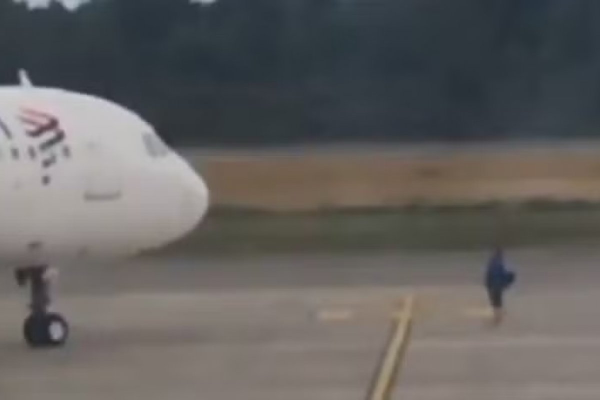 Vídeo: homem invade pista de aeroporto no Chile para impedir decolagem de avião após perder voo