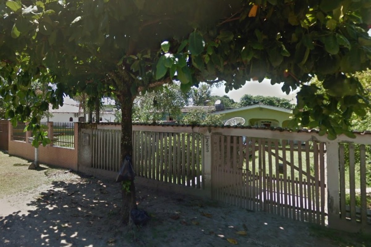 Três pessoas de uma mesma família são encontradas mortas dentro de uma chácara