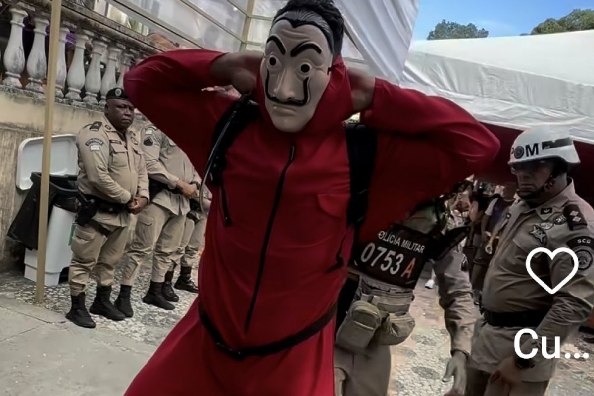 Veja vídeo: Xanddy se disfarça com fantasia para curtir ‘pipoca’ de Ivete Sangalo e é revistado pela Polícia Militar!