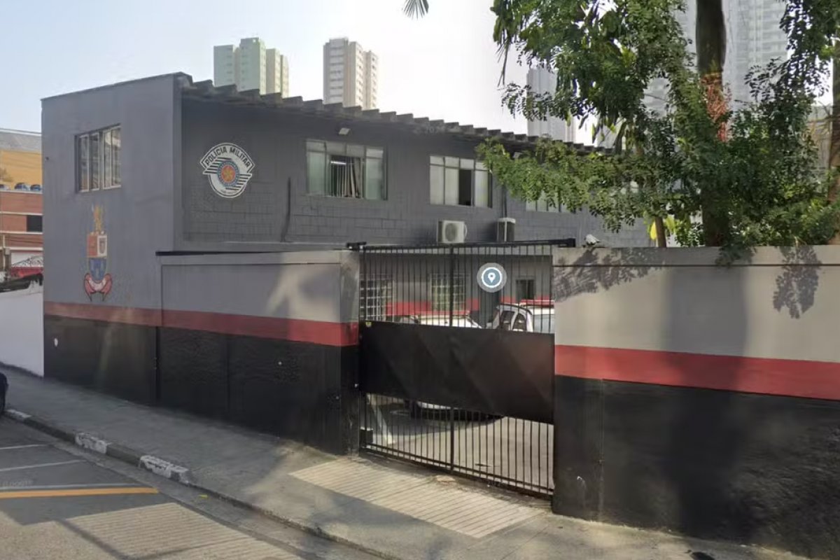 PM são presos por abandono de posto após darem carona a jovem; ela os acusa de estupro