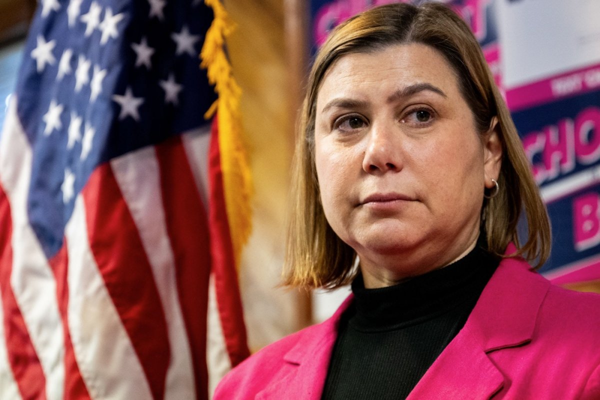 Senadora democrata critica Trump por políticas econômicas e ameaça à democracia