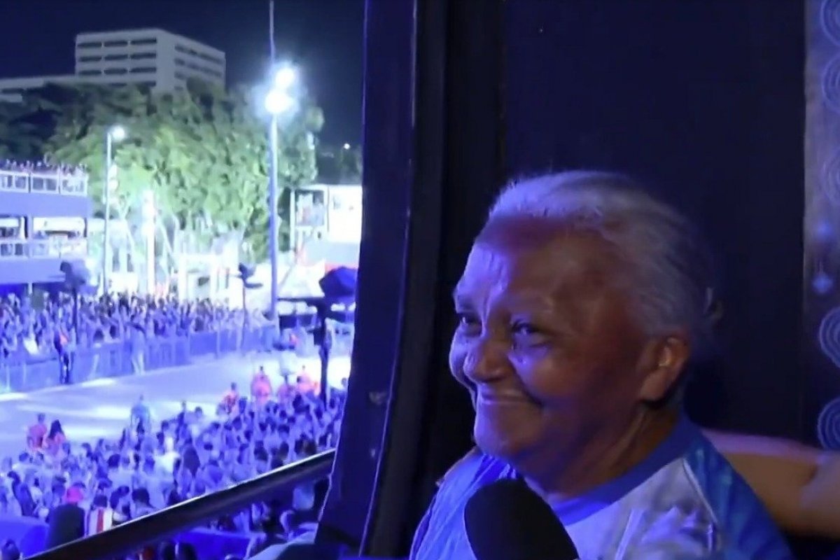 Idosa viaja de ônibus até o Rio de Janeiro para ver a Portela e escola a convida para assistir desfile em camarote