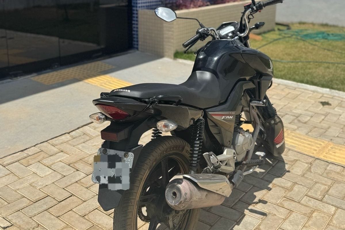 Polícia Militar recupera moto roubada e suspeito é detido