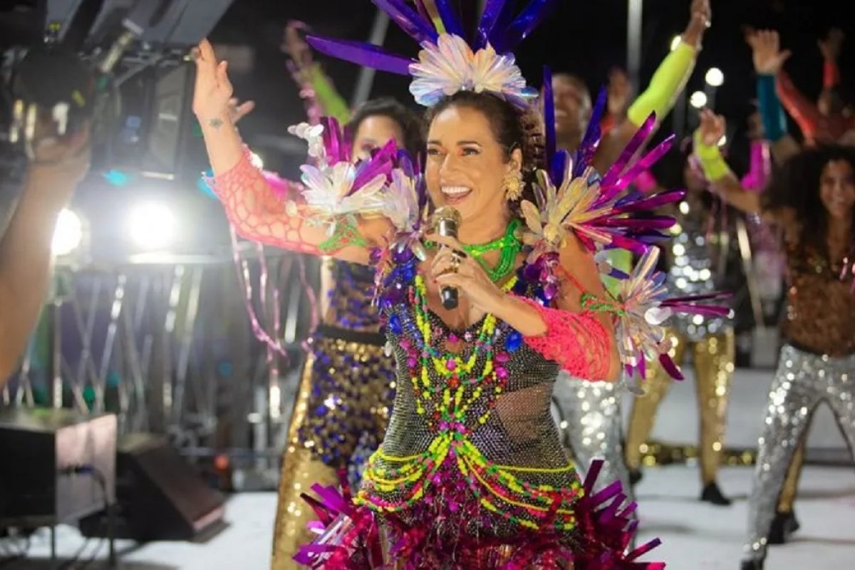 Vídeo: Daniela Mercury se estressa com fotógrafos durante o Carnaval: "Eu não consigo dançar"