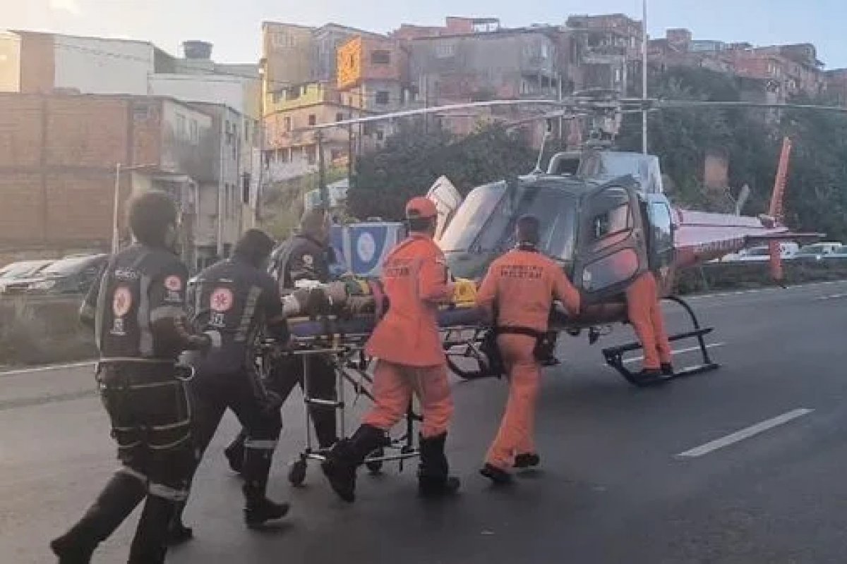 Vídeo: motociclista cai de ribanceira e é resgatado por helicóptero em Salvador 