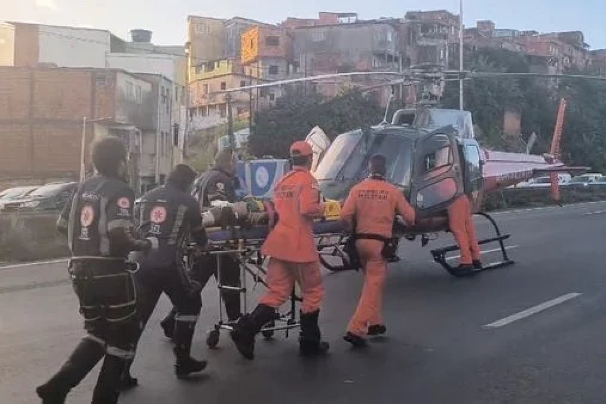 Vídeo: motociclista cai de ribanceira e é resgatado por helicóptero em Salvador