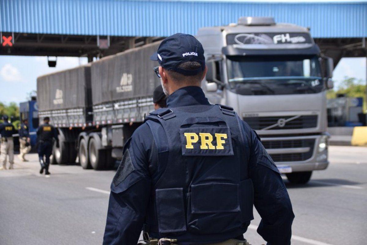 PRF fiscalizou quase 10 mil veículos em rodovias da Bahia durante o Carnaval 