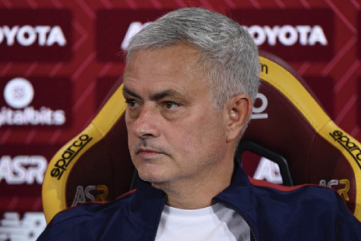 "Exatamente o contrário", nega José Mourinho sobre acusação de racismo