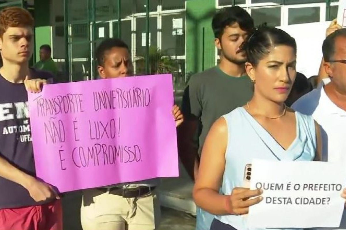 Estudantes protestam contra falta de ônibus universitário em Simões Filho