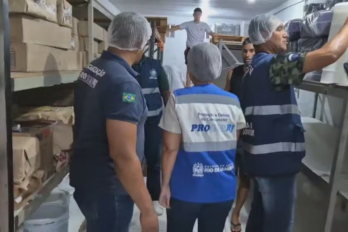 Fábrica de sorvetes é fechada após cliente achar barata em picolé no Rio