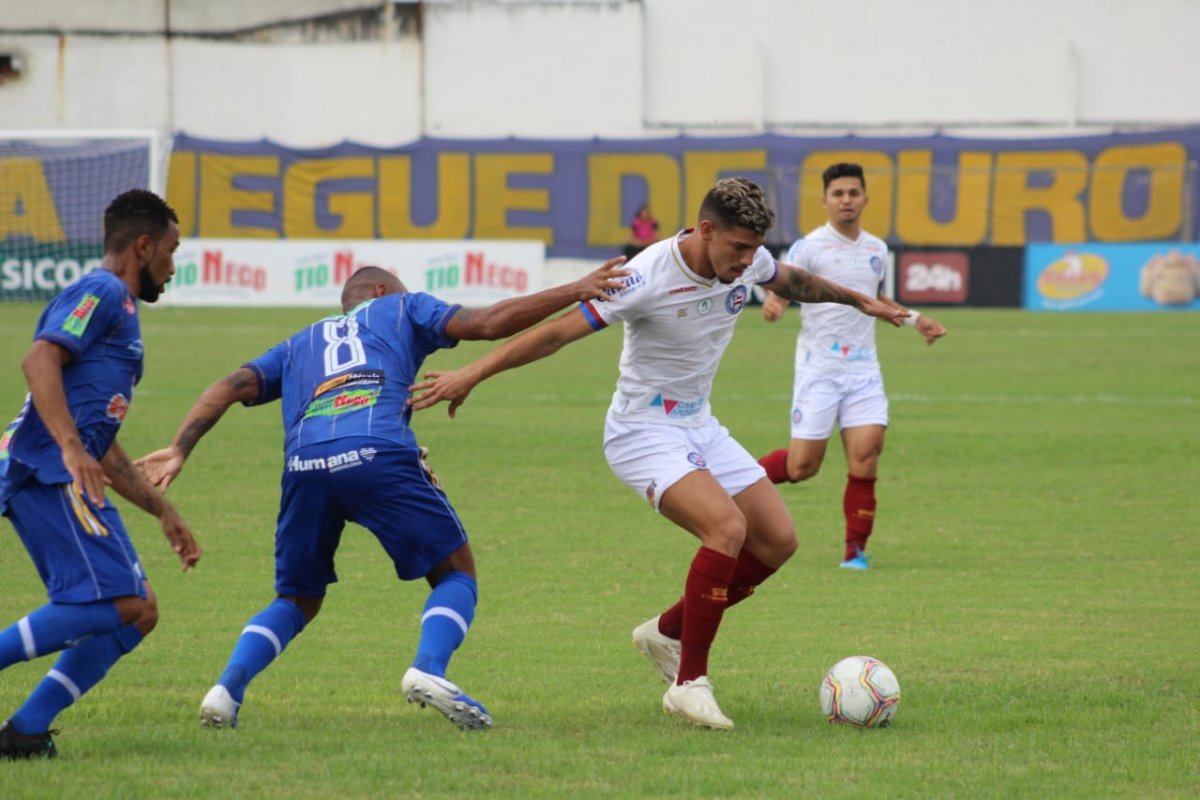 Bahia vira sobre o Jacobina e assume liderança do Baianão