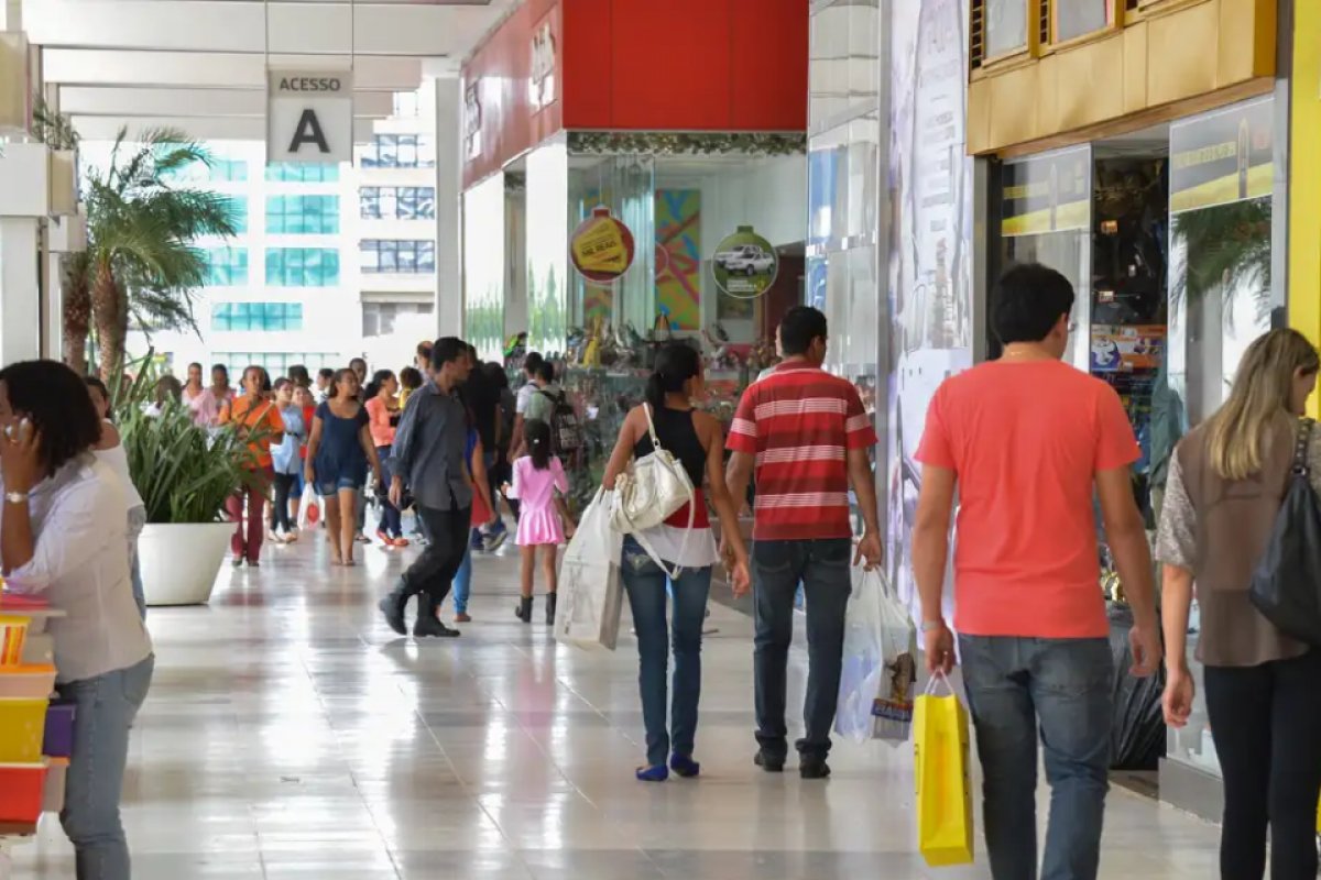 Consumo das famílias fecha 2024 com maior crescimento desde 2011, mas cai no fim do ano