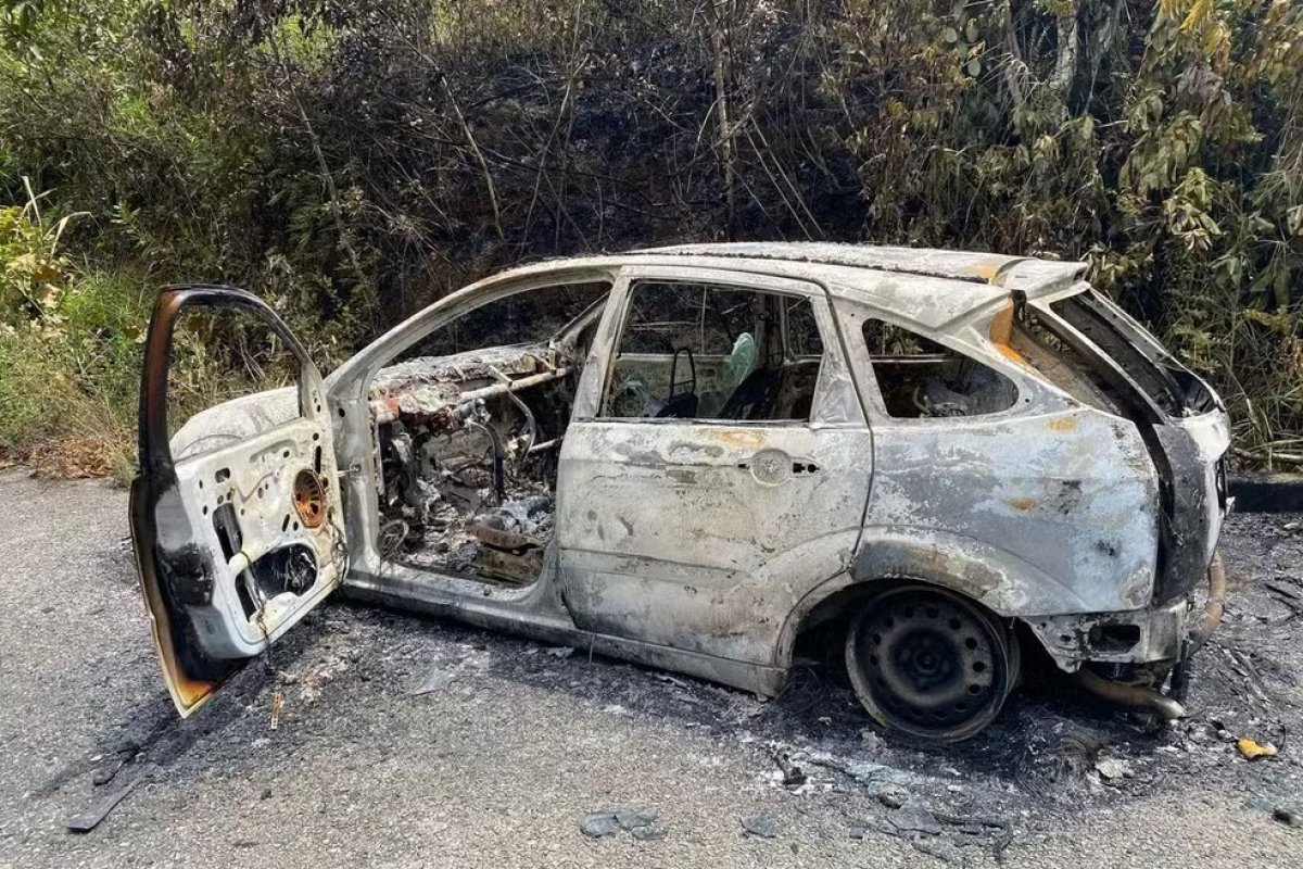 Corpo carbonizado é encontrado em carro em Simões Filho