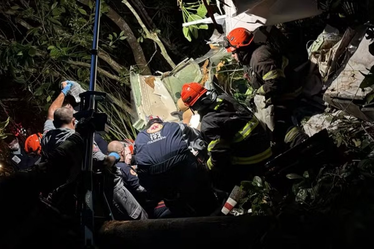 Avião de pequeno porte cai em Itanhaém (SP) e deixa um morto