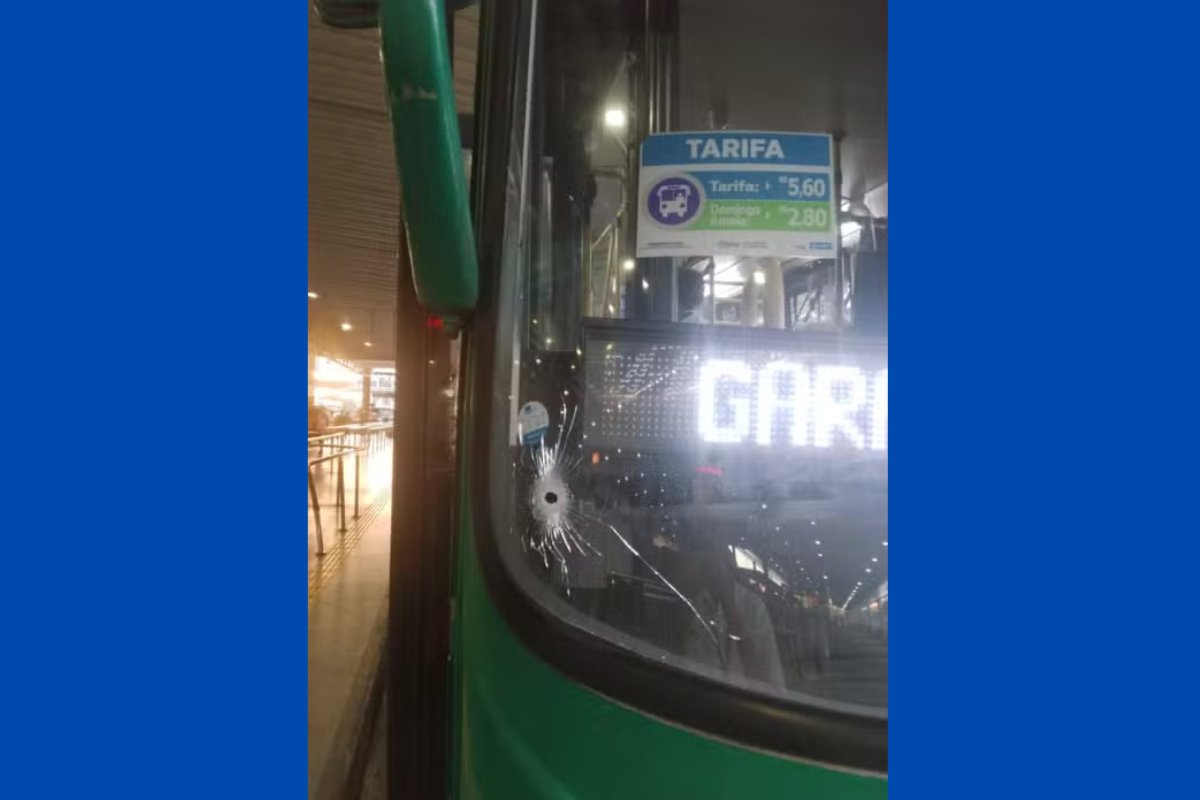 Ônibus do transporte público de Salvador é atingido por disparo de arma de fogo