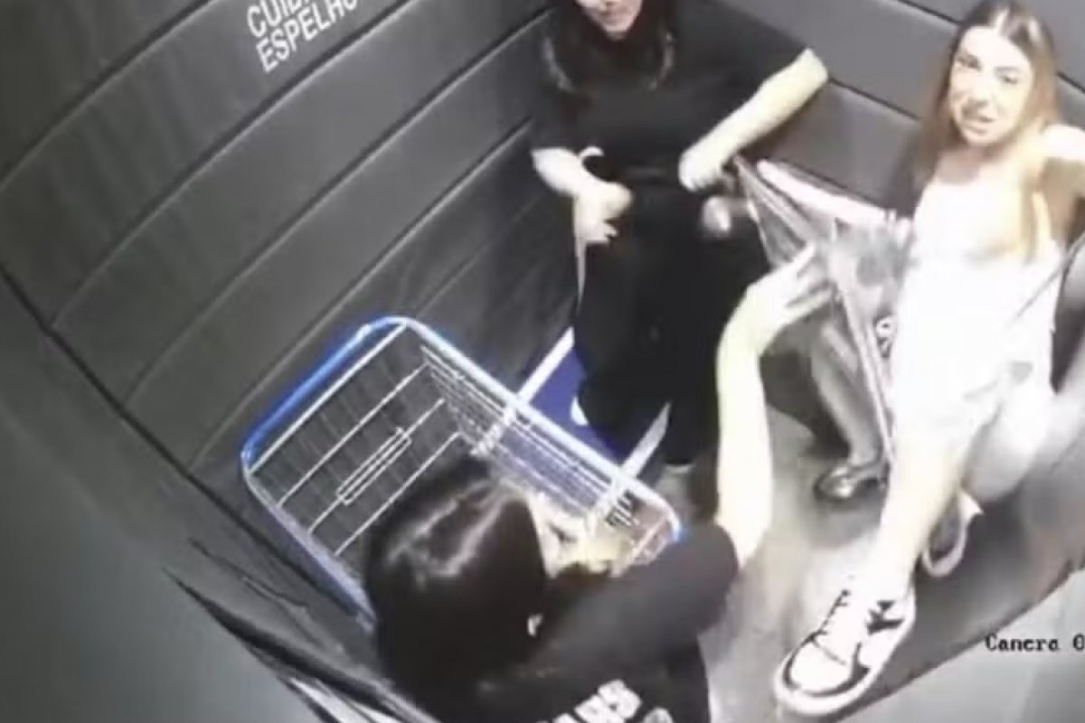 Vídeo: jovem fica pendurada por corda dentro de elevador e é socorrida por amigas