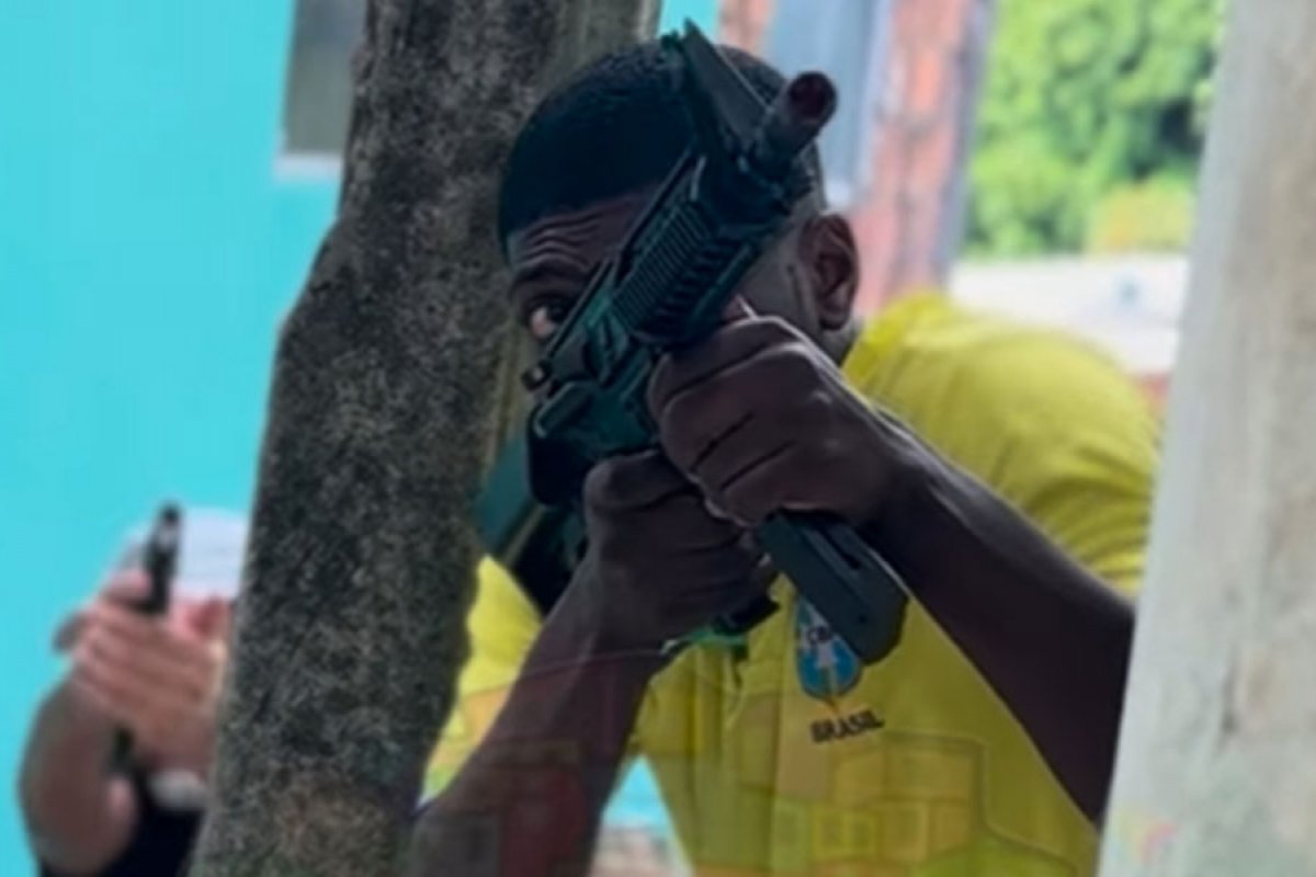 Dois atores com réplica de armas são baleados após serem confundidos com criminosos em Salvador