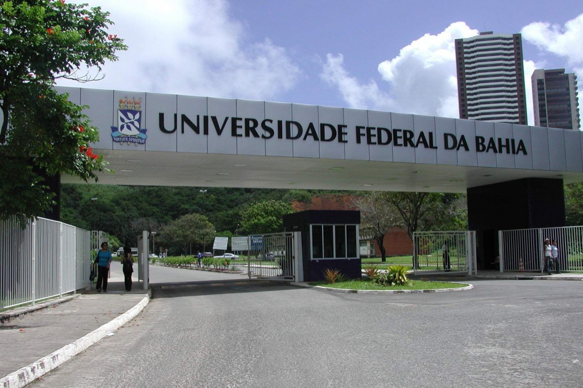 Estudantes da UFBA exigem fim do atraso no pagamento da bolsa de assistência estudantil 