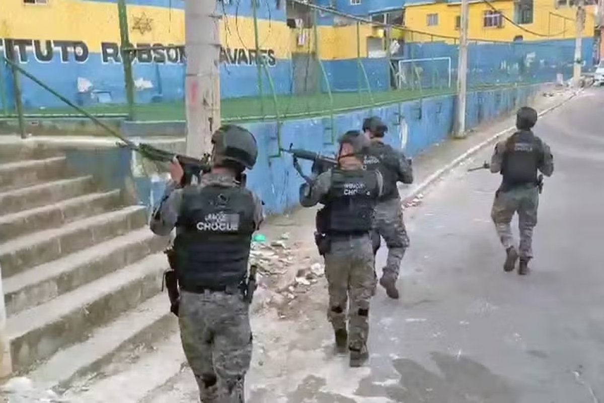 Polícia faz operação para demolir 'resort' de traficante no Complexo de Israel, no Rio de Janeiro