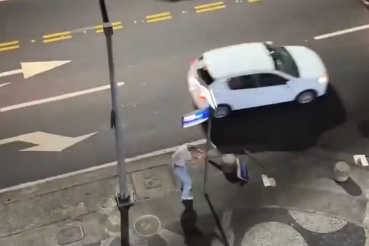 Vídeo: norueguês é preso por danificar carros, motos e placas em Copacabana, no Rio 