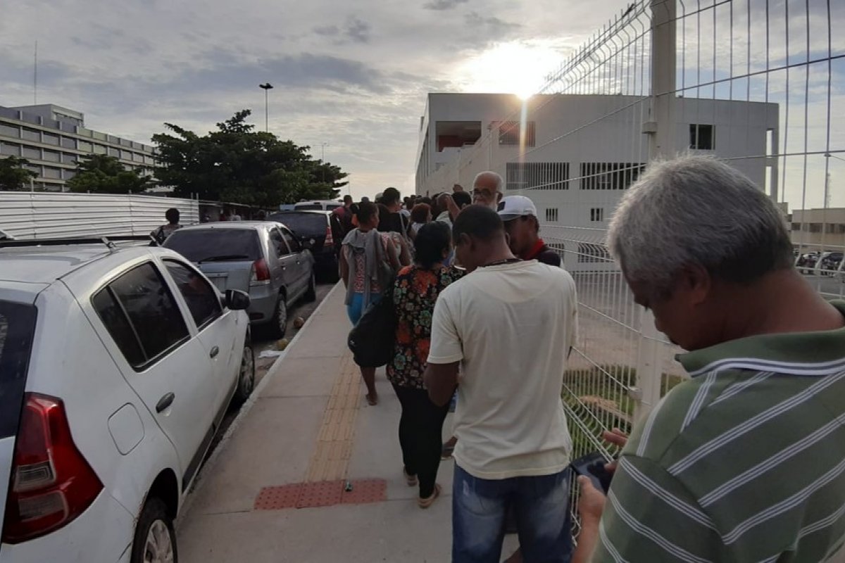 Pacientes amanhecem no anexo de hospital em Salvador, para atendimento médico