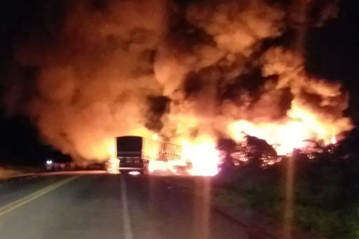 Acidente entre carreta e caminhão deixa um morto e um ferido na BR-116