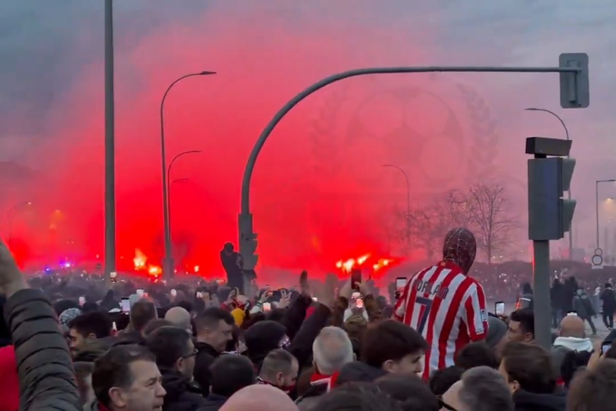 Vídeo: Vinicius Jr sofre racismo novamente por torcedores do Atlético de Madrid em pré-jogo na Champions