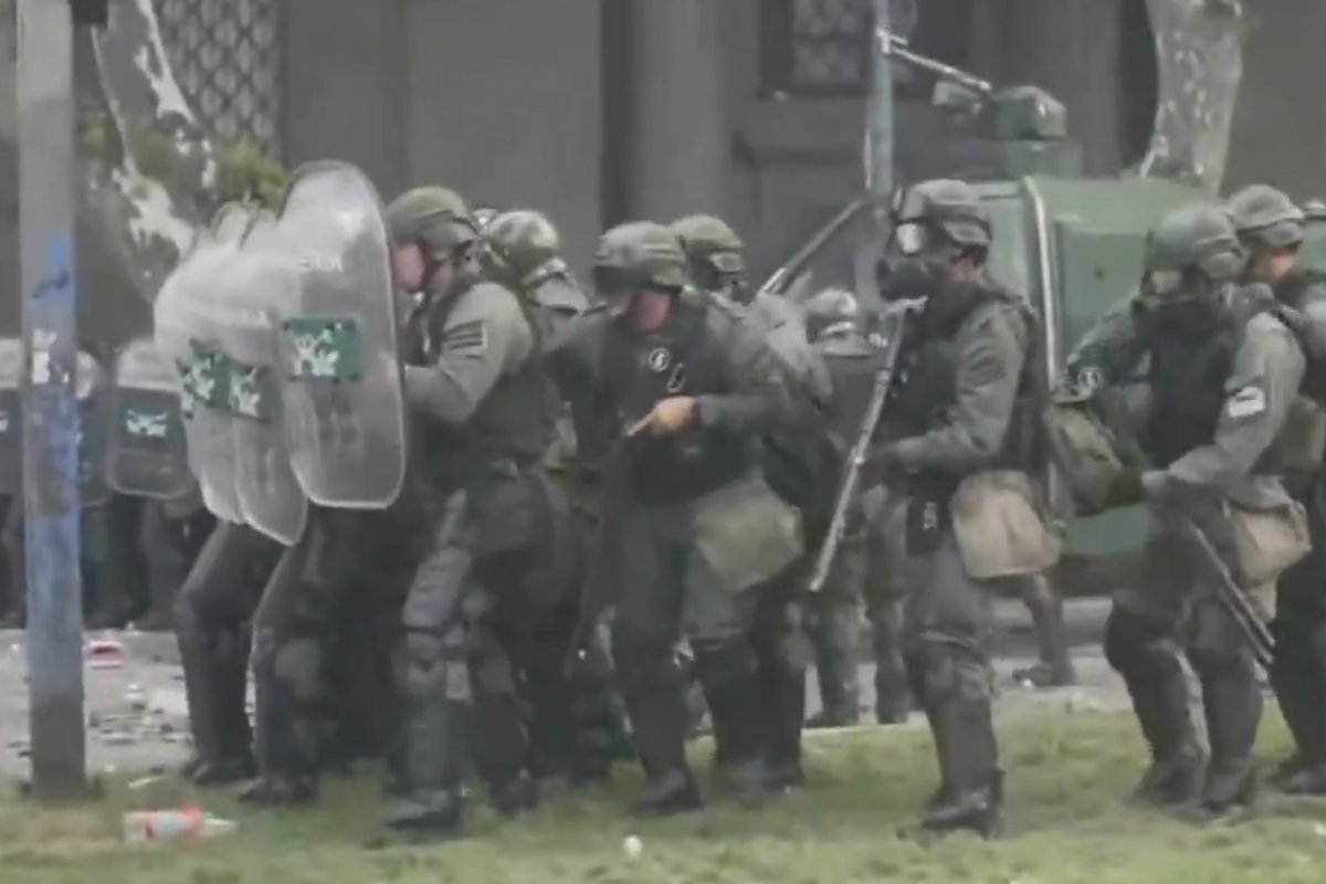 Vídeo: Manifestação de aposentados contra Milei termina em conflito com a polícia na Argentina 