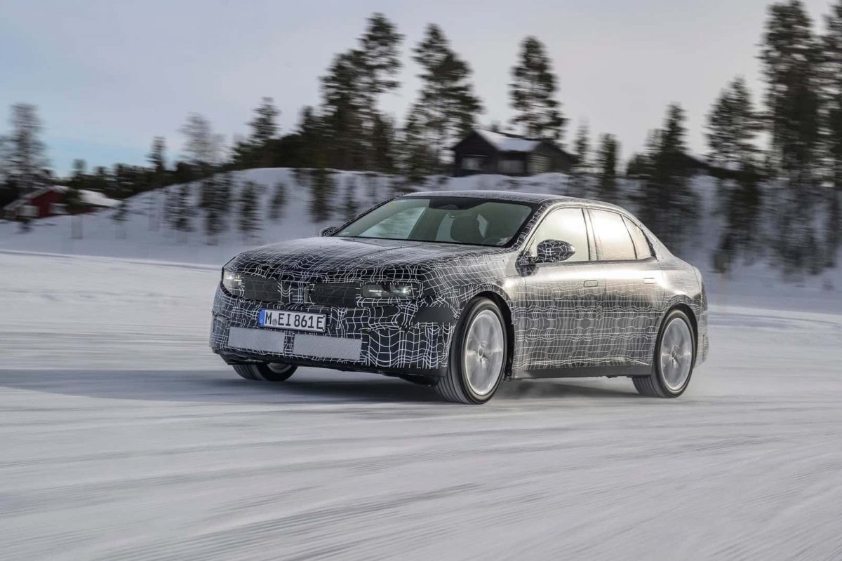 Novo BMW Série tem fotos reveladas: autonomia pode chegar a 900km