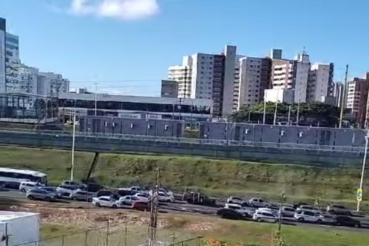 Vídeo: troca de tiros entre PM e suspeitos deixa duas pessoas feridas na Avenida Paralela, em Salvador