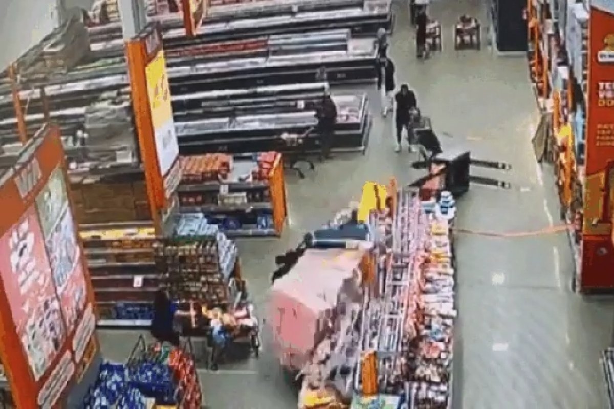 Vídeo: mulher é atingida por 1 tonelada de leite condensado em supermercado no RS 