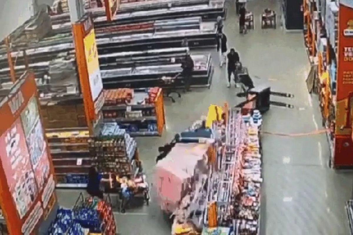 Vídeo: mulher é atingida por 1 tonelada de leite condensado em supermercado no RS