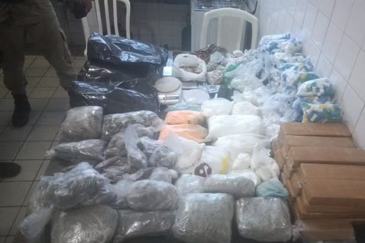 PM apreende 10 mil comprimidos de ecstasy, mais de dois mil pinos e 7 kg quilos de cocaína em Salvador