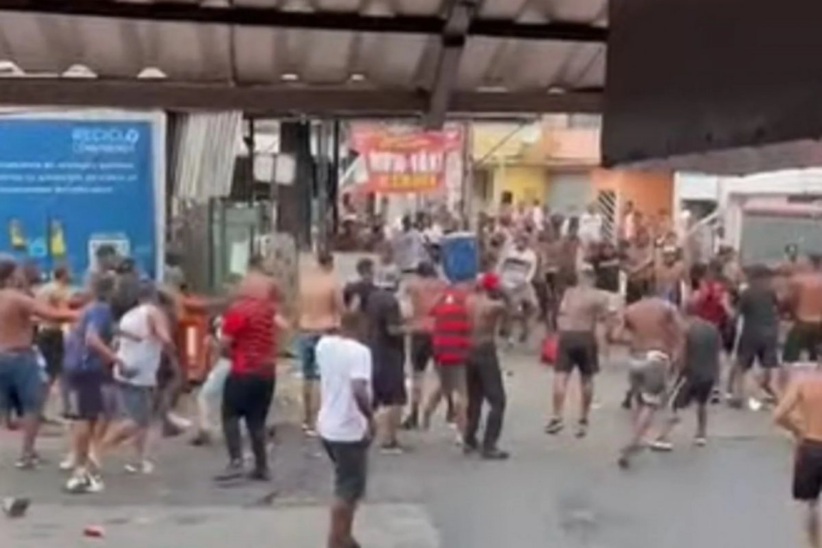 Torcedores brigam na Zona Norte do Rio momentos antes do jogo entre Flamengo e Fluminense, no Maracanã