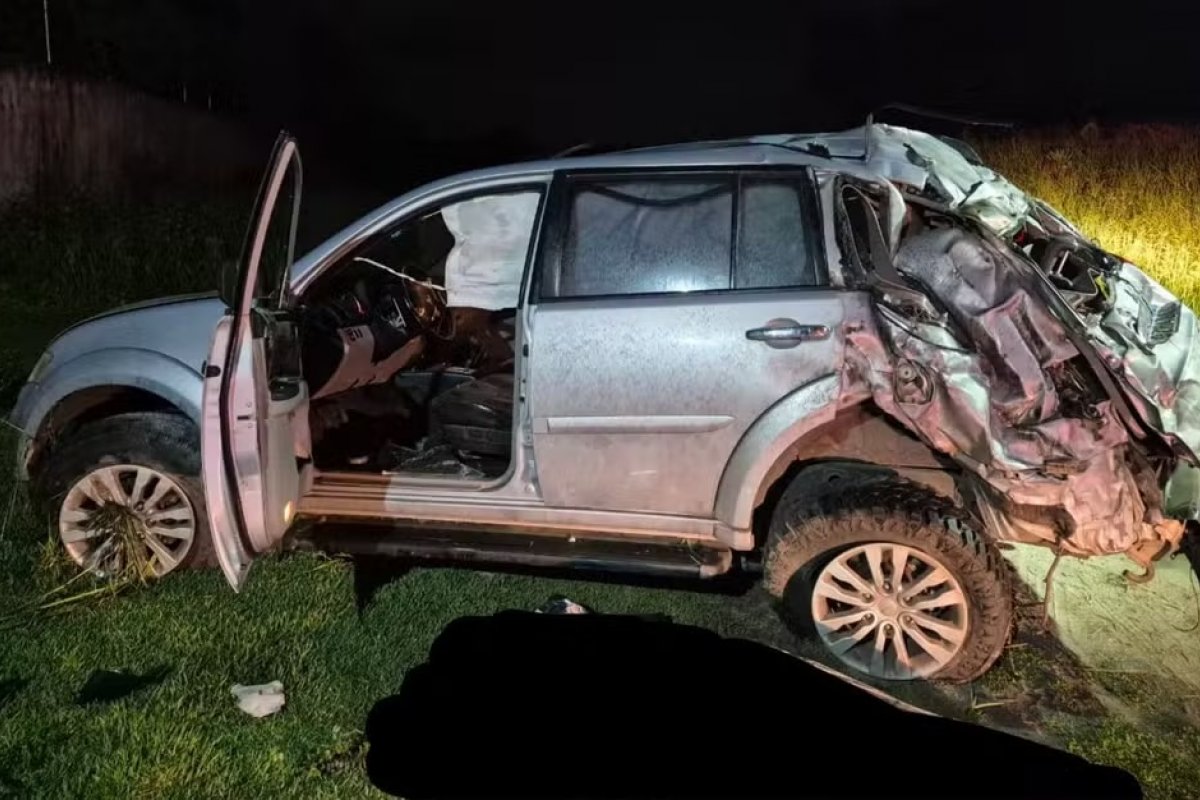 Homem morre e mulher fica gravemente ferida após carro capotar na Bahia