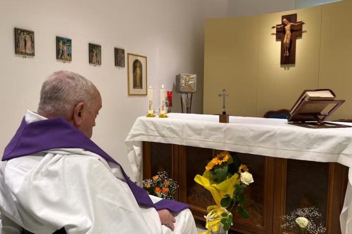 Hospitalizado, papa Francisco pede pelo fim dos conflitos no mundo em carta divulgada pelo Vaticano