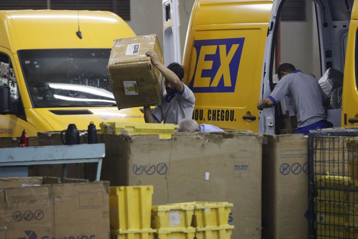 Correios abrem nesta segunda (10) inscrição para concurso internacional de cartas